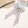 Detailansicht einer großen grauen Schleifen-Haarspange aus Seide im Lifestyle-Look - Grau