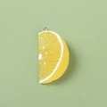 Colgante de rodaja de limón en resina amarilla con aro metálico para bisutería DIY - Rodaja de Semicírculo / Amarillo