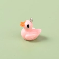 Nahaufnahme eines rosa Entenanhängers aus Harz mit Metallöse für DIY-Schmuckzubehör - Rosa Ente