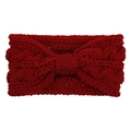 Détail de la texture d'un bandeau en maille rouge foncé avec un nœud décoratif - Bordeaux