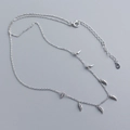 Dettaglio del marchio S925 e dei sette ciondoli a corno su una collana in argento sterling - Argento 925 / Oro Bianco