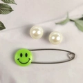 Spilla di sicurezza verde con faccina sorridente e perle su tessuto bianco - Grande / Faccina Sorridente Verde
