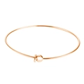 Detailopname van een roségouden minimalistische armband met kralen en ronde bedel - Roségoud