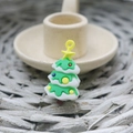 Ciondolo albero di Natale in PVC con effetto neve e decorazioni colorate per portachiavi - Piccolo accessorio natalizio in colla morbida Albero di cedro