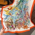 Carré en soie vintage imprimé tropical avec bordures oranges sur fond en cuir brun - Beige