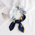 Carré de soie élégant imprimé floral bleu marine et jaune en forme de nœud torsadé - Floral Saint-Jacques Bleu