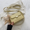 Cremegelbe Leder-Schultertasche mit bedrucktem Seidenschal und goldener Schnalle - Gelb