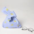 Japanische Handgelenktasche aus hellblauem Baumwollstoff mit gelbem Bananenmuster - Blau mit Bananenmuster