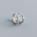 Makroaufnahme von S925 Sterling Silber Schlangenschuppen Ohrringen mit Zirkonia-Steinen - 925er Silber / Weißgold (1 Paar)