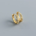 Makroaufnahme goldener Ohrringe im Schlangenschuppen-Design mit glitzerndem Besatz - 925er Silber / Gold (1 Paar)
