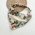 Dettaglio del foulard triangolare a fiori con pizzo bianco su un tappeto di paglia - Stile Stampa Floreale / Foulard di Pizzo Cachi