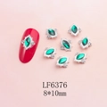 Dettaglio di ciondolo per unghie marquise smeraldo 8x10mm con strass micro-intarsiati - Base Argento Marquise Verde Smeraldo (6376)