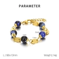 Dettaglio del bracciale con perle in resina e dischi in metallo dorato, 190x10mm - Motivo Marmo Blu (KB183023-BH)