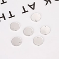 Dettaglio di sei ciondoli tondi argentati con lucidatura a specchio e design a foro singolo - 11mm / Argento