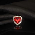 Dettaglio macro anello a cuore con cristallo rosso e bordo di diamanti su seta - 8mm / Rosso