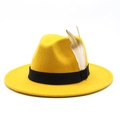 Dettaglio cappello fedora in lana gialla con nastro grosgrain nero e piuma bianca dorata - M (56-58cm) / Giallo