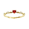 Anello elegante in oro con zircone rosso a forma di cuore e fascia intrecciata - US 6 / Oro