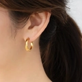 Orecchini a cerchio C doppi minimalisti placcati in oro 18k su modella reale - Oro