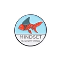 Emaille speld met goudvis, haaienvin en de tekst 'MINDSET IS EVERYTHING' op wit metaal - MINDSET IS EVERYTHING Goudvisstijl