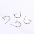 Detalle de pendientes plateados en forma de C con sello S925 para creación de joyas DIY - Forma C Plateada Con Bucle