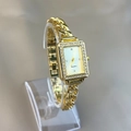 Detail einer goldenen Vintage-Quarzuhr mit rechteckigem Zifferblatt und Strassbesatz - Gold