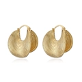 Eleganti orecchini a cerchio placcati oro 18K con trama smerlata e chiusura a gancio - Stile a Gancio con Trama a Conchiglia (CE00250YS)