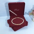 Détail d'un collier de perles élégant dans un écrin de luxe en velours bordeaux - Boîte à Perles / Rouge Jujube Boucle Dorée