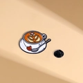 Pin de esmalte vintage con diseño de latte art de corazón y cierre de goma negro - Taza de Café Latte Art