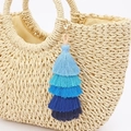 Bijou de sac à pompon bleu dégradé à cinq couches suspendu à un sac à main tissé - Dégradé de Bleu / 22cm