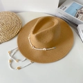 Primer plano de sombrero de paja con cordón de cuentas de concha y textura tejida - M (56-58cm) / Caqui