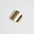 Vue détaillée du crochet à cheveux en métal doré avec une finition lisse et brossée élégante - Doré