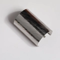 Dettaglio del gancio per capelli argento con texture in metallo spazzolato e design curvo - Argento