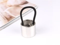 Silberne Pferdeschwanz-Manschette mit schwarzem Gummiband auf weißem Hintergrund - Silber
