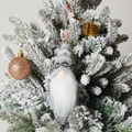 Gnome de Noël tricoté gris suspendu à une branche de sapin enneigée en gros plan - C2-1 Petit Ornement Gris Style X (Bonnet Tricoté Géométrique Gris Foncé)