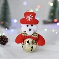 Dettaglio dell'orso natalizio in peluche con campanello dorato e nastro festivo decorato - Orso Con Campana Dorata (I1-3)