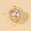 Detail eines Herzanhängers aus Kupfer und Zirkon mit Maßen von 2,3 cm Höhe und 1,6 cm Breite - B-Gold Rosa Herz