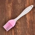 Pincel de silicona rosa para aceite con mango blanco translúcido en madera oscura - Rosa