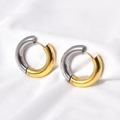 Vista dettagliata di orecchini a cerchio bicolore oro e argento su seta bianca - Oro 18K / Bicolore Oro Argento