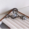 Silver metal hair claw clip with large grey pearls on a beige velvet display tray - Grey Pearl