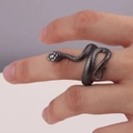 Detail van de donkergrijze slangenring met schubbentextuur en open ontwerp om de vinger - Verstelbaar Open / Gunmetal