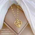 Vista macro del colgante de corazón MOM dorado con circonitas y dimensiones - Estilo Corazón MOM Dorado