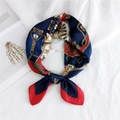 Carré de soie élégant bleu marine et rouge avec imprimé de chaînes dorées vintage - Nœud de Corde Floral Marine