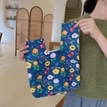 Detailansicht einer blauen Blumen-Canvas-Handgelenktasche in gemütlicher Umgebung - Blaues Kleines Blumenmuster