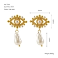 Dettaglio di orecchini a forma di occhio in acciaio inossidabile placcato oro 18k con perle - Stile Pendente con Perla Irregolare Evil Eye (ZE1066G)