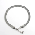 Pulsera plana de cadena de espiga plateada con cierre de langosta ajustable en fondo blanco - 5.0mm / Color Acero