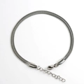 Detalle de una pulsera plana de cadena de serpiente plateada con cierre de langosta - 4.0mm / Color Acero