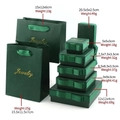 Scatola Con Fiocco Verde Scuro Laterale | Scatola Con Fiocco Verde Scuro Laterale; Borsa Verticale Con Parole - Borsa Verticale Con Parole