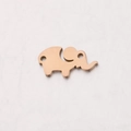 Dettaglio del ciondolo a elefante oro rosa con finitura lucida su fondo marmo - 9*16mm / Oro rosa