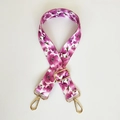 Dettaglio della tracolla a fiori viola da 3,8 cm con moschettoni dorati e fibbia regolabile - Fiore Di Pesco Rosa + Gancio Dorato