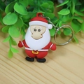 Portachiavi Babbo Natale in PVC con anello d'argento su sfondo in legno festivo - Grande portachiavi natalizio in colla morbida Babbo Natale